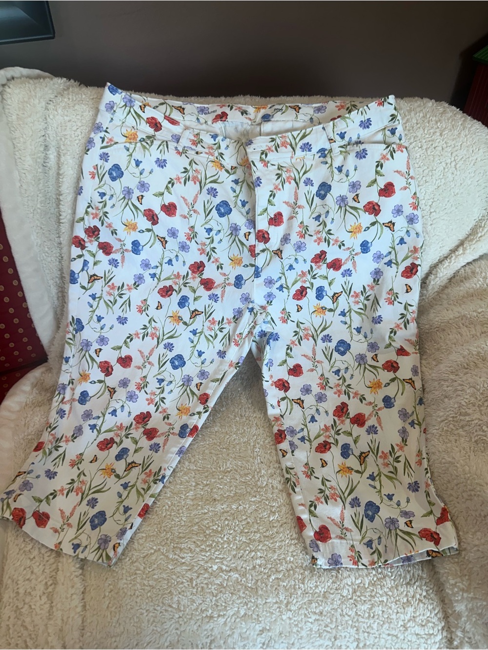 jcpenney White Floral Capris with Red, Blue & Yellow Flowers